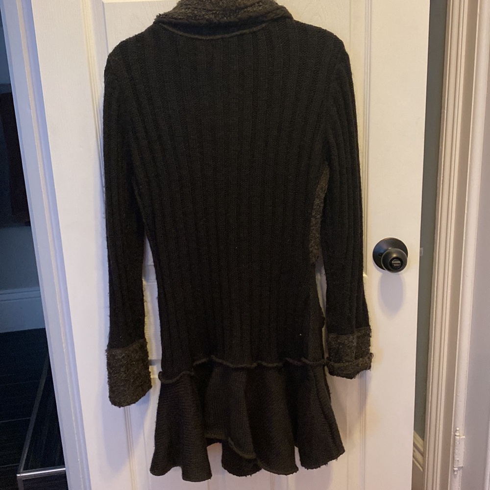 Fun fitted button sweater - Picture 4 of 4